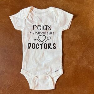 Gerber White Bodysuit - Relax My Parents Are Doctors nwot 0-3 months